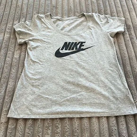 Nike T-shirt - Picture 1 of 3
